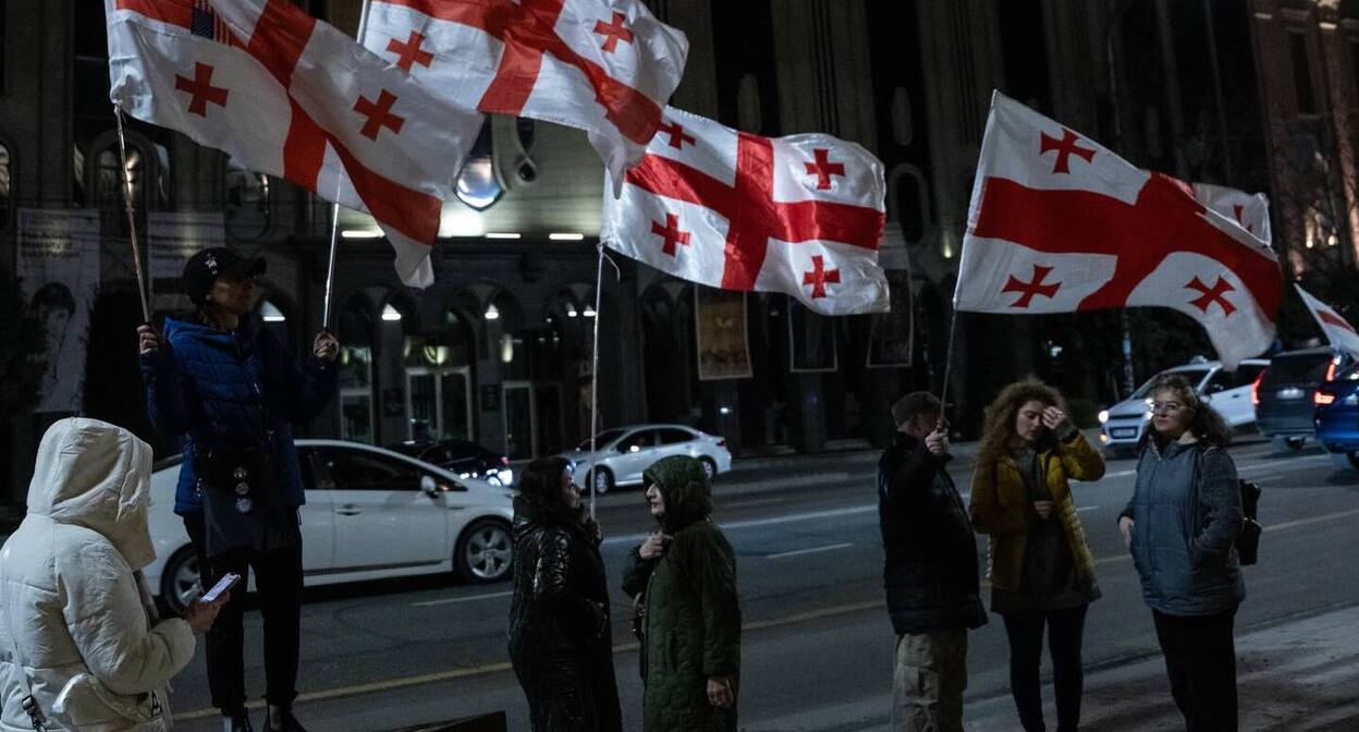 Протестующие с флагами Грузии на проспекте Руставели. Фото: Мариам Кавшбая / Publika