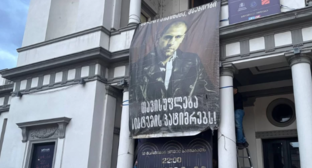 Баннер в поддержку Андро Чичинадзе. Скриншот фото "Новости Грузия" от 21.02.26, https://www.newsgeorgia.ge/aktery-novogo-teatra-pokidajut-truppu-posle-snjatija-bannera-v-podderzhku-andro-chichinadze/