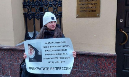 Юлия Мельниченко во время пикета. 24 февраля 2026 г. Фото: https://t.me/ovdinfolive/40121 включено в реестр инагентов Юлия Мельниченко во время пикета. 24 февраля 2026 г. Фото: https://t.me/ovdinfolive/40121 включено в реестр инагентов