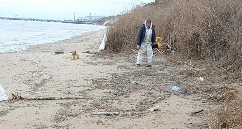 Волонтер на берегу. Фото: штаб "Дельфины" https://t.me/shtab_delfin/2180