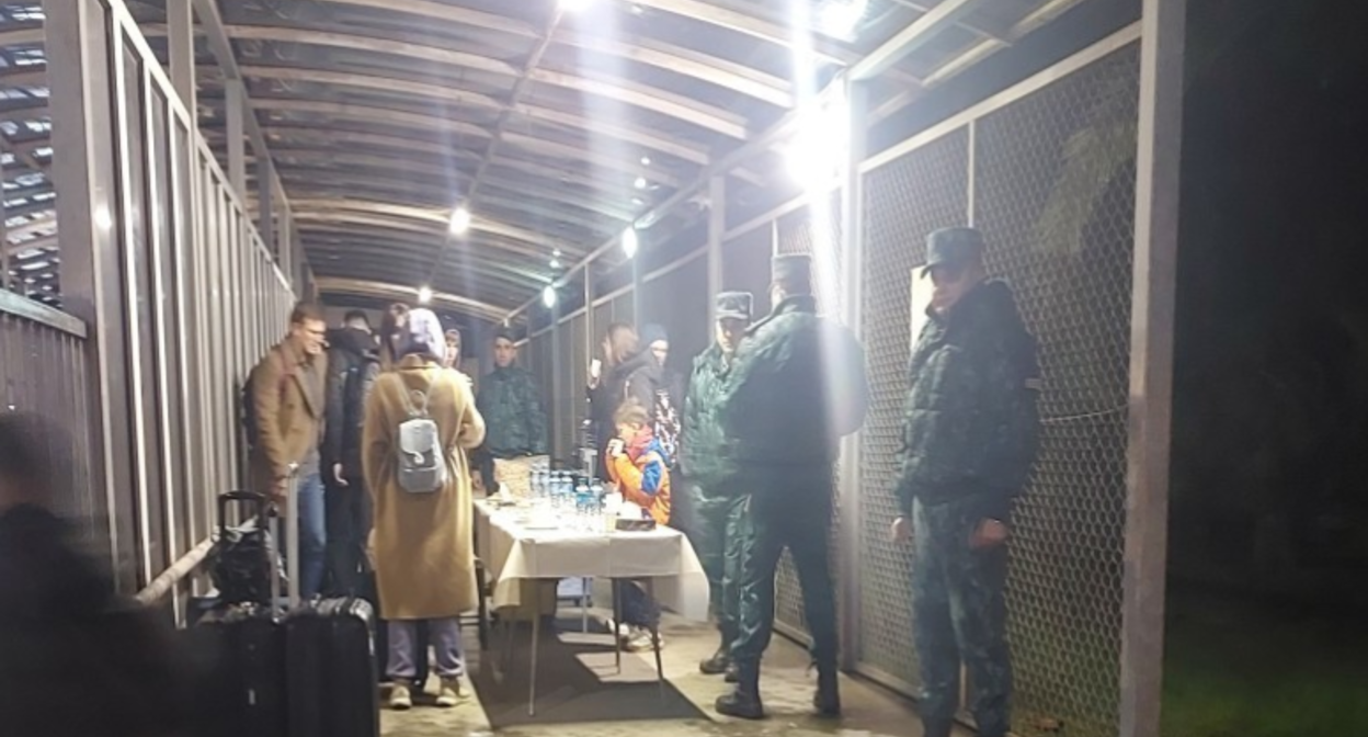 35 россиян эвакуированы из Ирана. Скриншот фото APA https://ru.apa.az/proisshestvie/35-grazdan-rf-peresli-iz-irana-v-azerbaidzan-cerez-astarinskii-pogranicnyi-punkt-638321