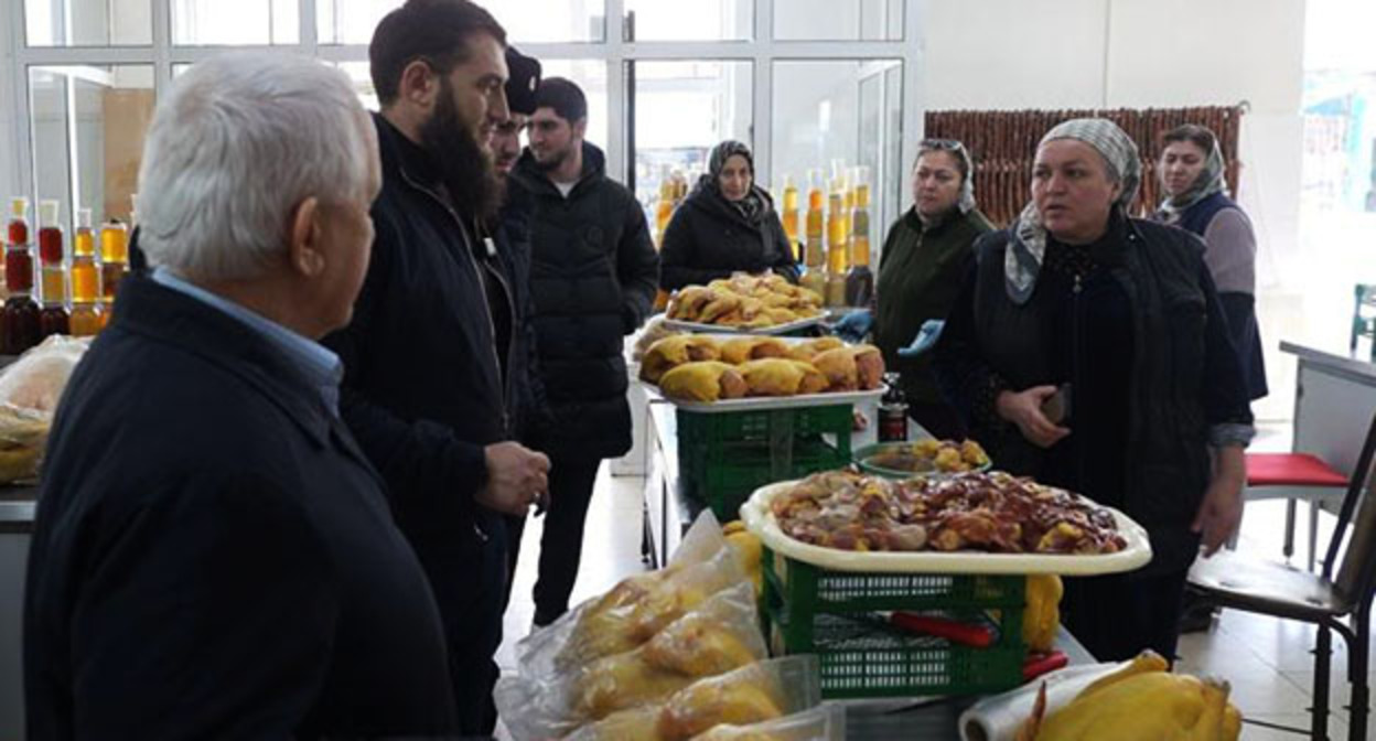 Рейды чиновников на рынок в Чечне. Фото: Грозный-Информ https://www.grozny-inform.ru/news/society/181360/