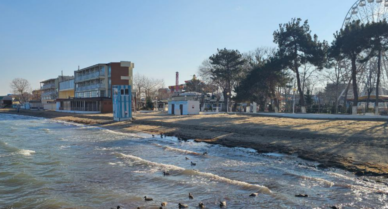 Пляж в Анапе. Скриншот фото Юрия Озаровского от 07.03.26, https://t.me/MoreOz/118241 