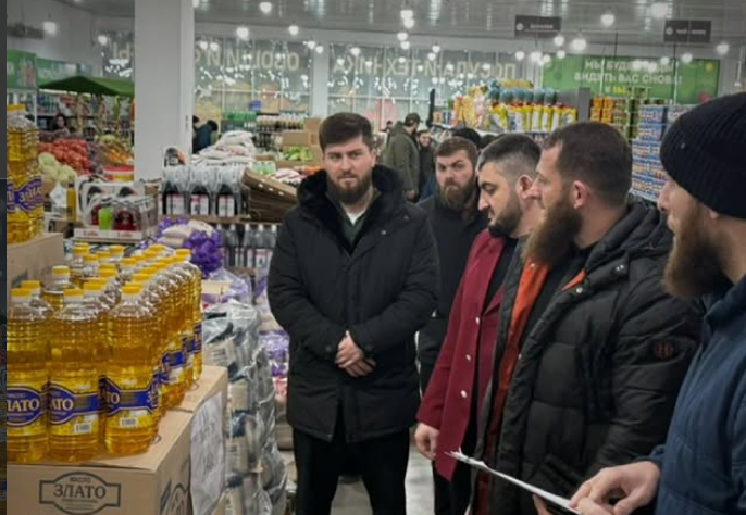 Рейд в магазине. Скриншот фото "Чечня сегодня" от 27.02.26, https://www.instagram.com/p/DVQyL_xiIlA/ (деятельность компании Meta, владеющей соцсетью, запрещена в России).