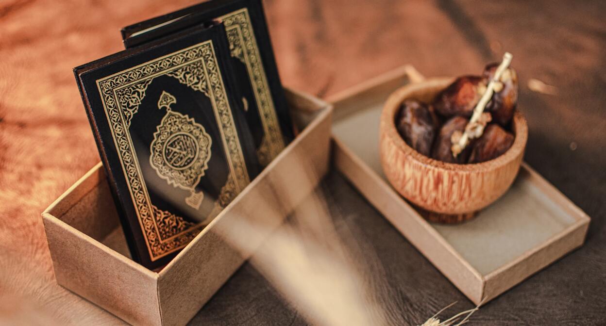 Коран и финики. Фото: Masjid Pogung Dalangan / Unsplash.com