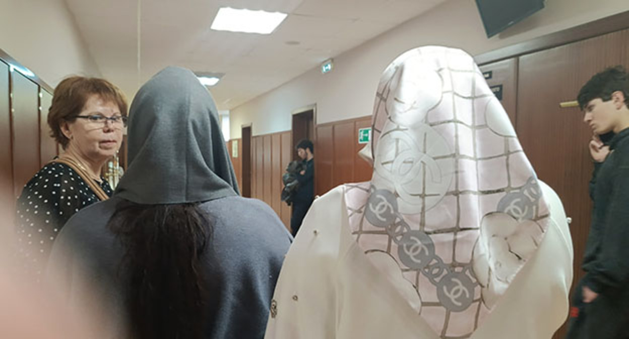 Родственники осужденных в коридоре суда. 12 марта 2026 г. Фото корреспондента "Кавказского узла"