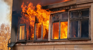 Пожар в административном здании. Иллюстрация создана «Кавказским узлом» с помощью ИИ в программе Copilot