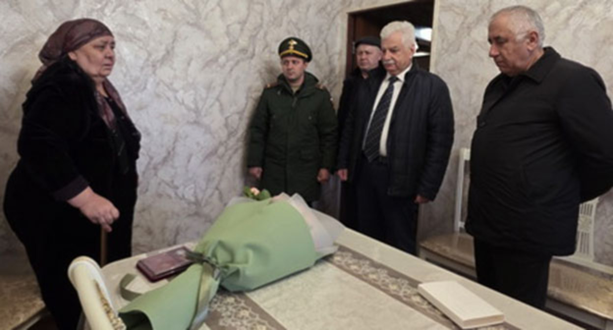 Семье Руслана Ашева передана государственная награда. 13 марта 2026 г. Фото: https://nalchik-news.net/society/2026/03/13/113206.html