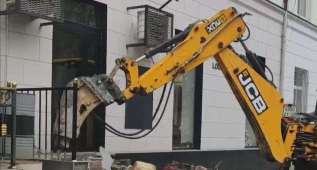 Снос лестницы магазина в Махачкале. Скриншот видео, размещенного на странице Салмана Дадаева в Instagram принадлежит компании Meta деятельность которой запрещена в России