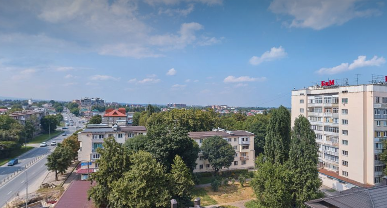 Нальчик. Скриншот фото с сервиса "Яндекс.карты", https://yandex.ru/maps/geo/nalchik/53119643/?l=stv%2Csta&ll=43.633618%2C43.488066&panorama%5Bair%5D=true&panorama%5Bdirection%5D=0.000000%2C0.000000&panorama%5Bfull%5D=true&panorama%5Bid%5D=1334084546_786679052_23_1692916824&panorama%5Bpoint%5D=43.643350%2C43.487061&panorama%5Bspan%5D=117.573587%2C60.000000&z=13.21