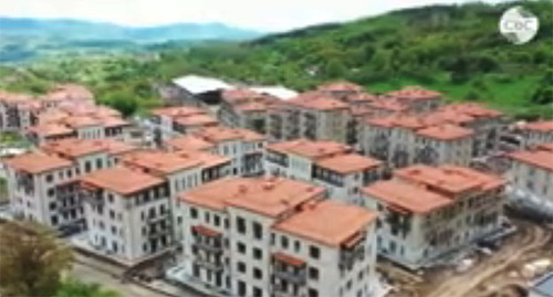 Дома в Шуше. Скриншот видео https://www.youtube.com/watch?v=MGO-17BKToM