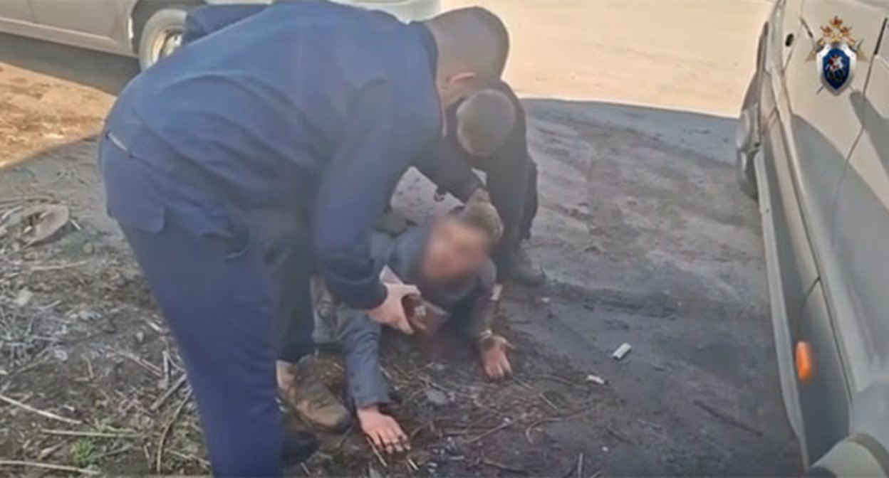 Задержание журналиста. 25 марта 2026 г. Фото: СУ СКР по Волгоградской области Задержание журналиста. 25 марта 2026 г. Фото: СУ СКР по Волгоградской области