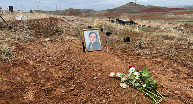 Айшат Баймурадова похоронена в Ереване. 27 марта 2026 г. Фото: https://t.me/svobodapodcast/1166 Айшат Баймурадова похоронена в Ереване. 27 марта 2026 г. Фото: https://t.me/svobodapodcast/1166