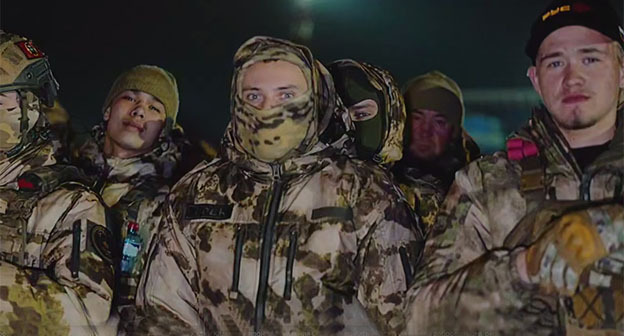 Группа бойцов отправленных из Чечни в зону СВО. 27 марта 2026 г. Скриншот видео https://t.me/RKadyrov_95/6448 Группа бойцов отправленных из Чечни в зону СВО. 27 марта 2026 г. Скриншот видео https://t.me/RKadyrov_95/6448