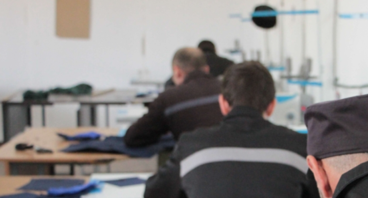 Осужденные в чеченкой колонии. Скриншот фото "Грозный-информ" от 25.10.22, https://www.grozny-inform.ru/multimedia/photos/144937/