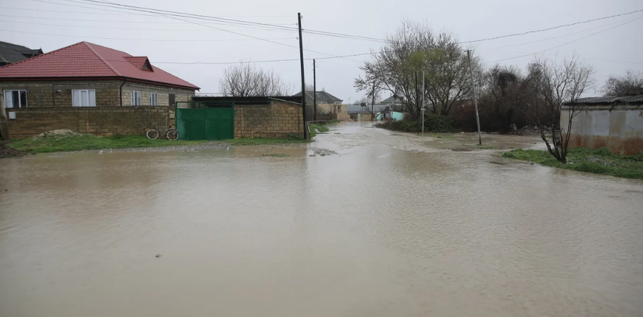 Подтопления в Хачмазском районе. Скриншот фото Oxu.Az, https://oxu.az/ru/obshestvo/v-hachmaze-zatopilo-doma-evakuirovany-22-cheloveka-foto-video Подтопления в Хачмазском районе. Скриншот фото Oxu.Az, https://oxu.az/ru/obshestvo/v-hachmaze-zatopilo-doma-evakuirovany-22-cheloveka-foto-video