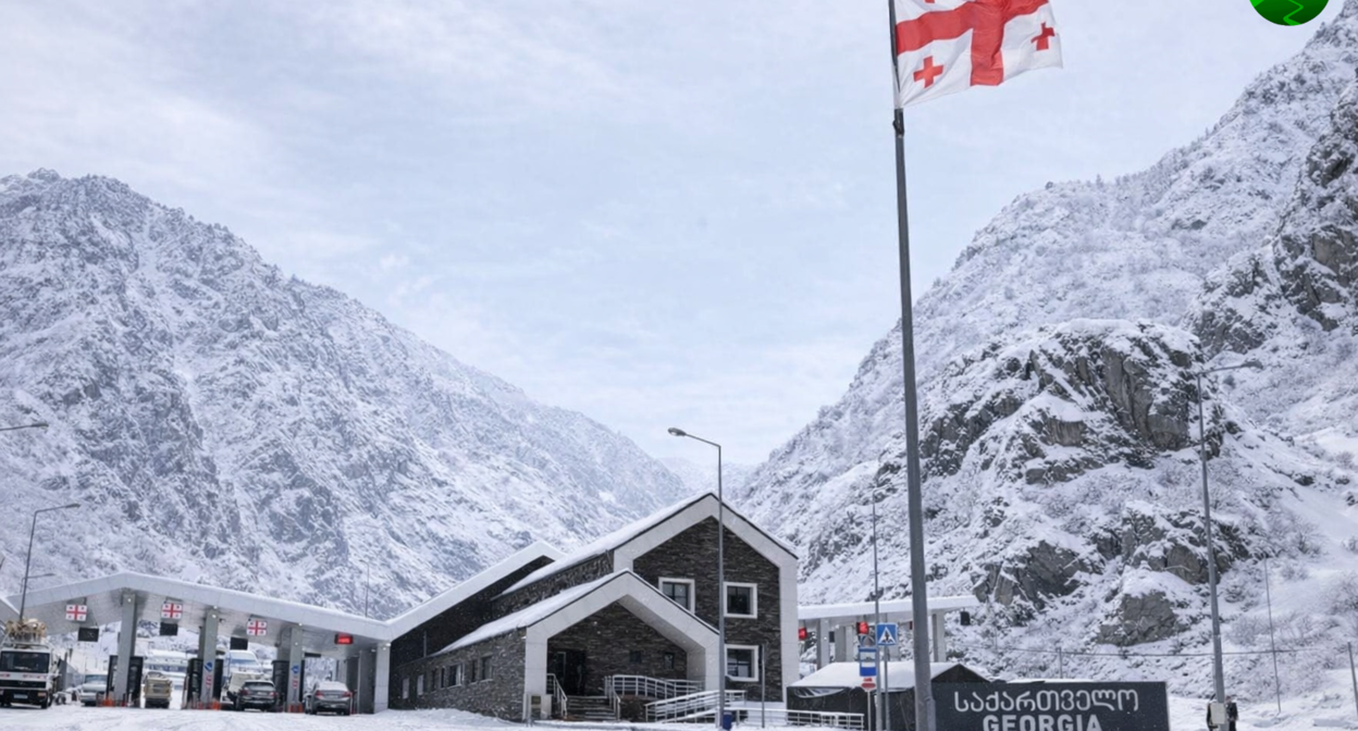 Верхний Ларс в декабре. Иллюстрация создана «Кавказским узлом» с помощью ИИ в программе Copilot