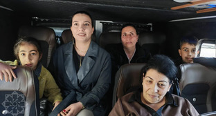 Стоп-кадр: "Возвращение 27 азербайджанских семей в Кяльбаджа". Фото: "Азертадж" / https://azertag.az/ru/xeber/gruppa_pereselencev_pribyla_v_gorod_kyalbadzhar__obnovleno_video-4101463