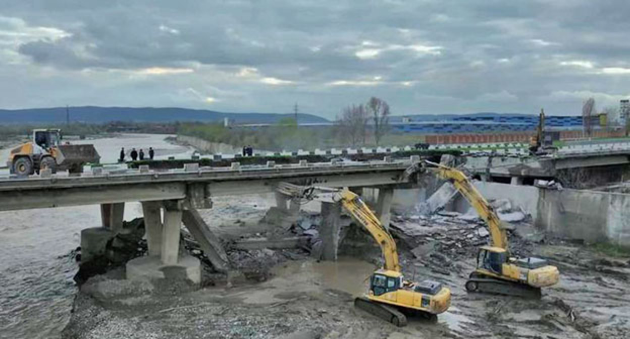 Поврежденный мост в Чечне. Грозный Информ Фото: https://www.grozny-inform.ru/news/society/182357/