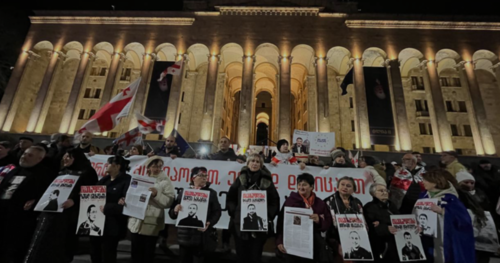 Родные политзаключенных. Скриншот фото Pirveli от 04.04.26, https://tvpirveli.ge/ka/siaxleebi/sazogadoeba/124881-rejimi-unda-tsavides-dedaqalaqshi-traditsiuli-shabatis-marshi-mimdinareobs Родные политзаключенных. Скриншот фото Pirveli от 04.04.26, https://tvpirveli.ge/ka/siaxleebi/sazogadoeba/124881-rejimi-unda-tsavides-dedaqalaqshi-traditsiuli-shabatis-marshi-mimdinareobs