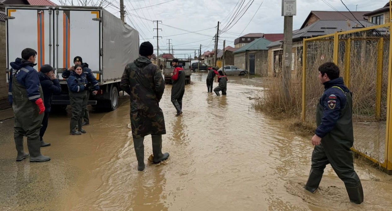 Эвакуация людей с улицы 3-я Пальмирная. Махачкала, микрорайон "Пальмира", 5 апреля 2026 года. Фото из телеграм-канала администрации Махачкалы https://t.me/makhachkalaofficial/21651 Эвакуация людей с улицы 3-я Пальмирная. Махачкала, микрорайон "Пальмира", 5 апреля 2026 года. Фото из телеграм-канала администрации Махачкалы https://t.me/makhachkalaofficial/21651