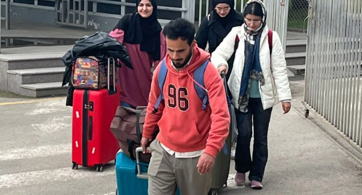 Эвакуированные из Ирана на границе с Азербайджаном. Скриншот фото Report от 05.04.26, https://report.az/ru/vneshnyaya-politika/na-segodnyashnij-den-iz-irana-v-azerbajdzhan-evakuirovany-3-297-chelovek. Эвакуированные из Ирана на границе с Азербайджаном. Скриншот фото Report от 05.04.26, https://report.az/ru/vneshnyaya-politika/na-segodnyashnij-den-iz-irana-v-azerbajdzhan-evakuirovany-3-297-chelovek.