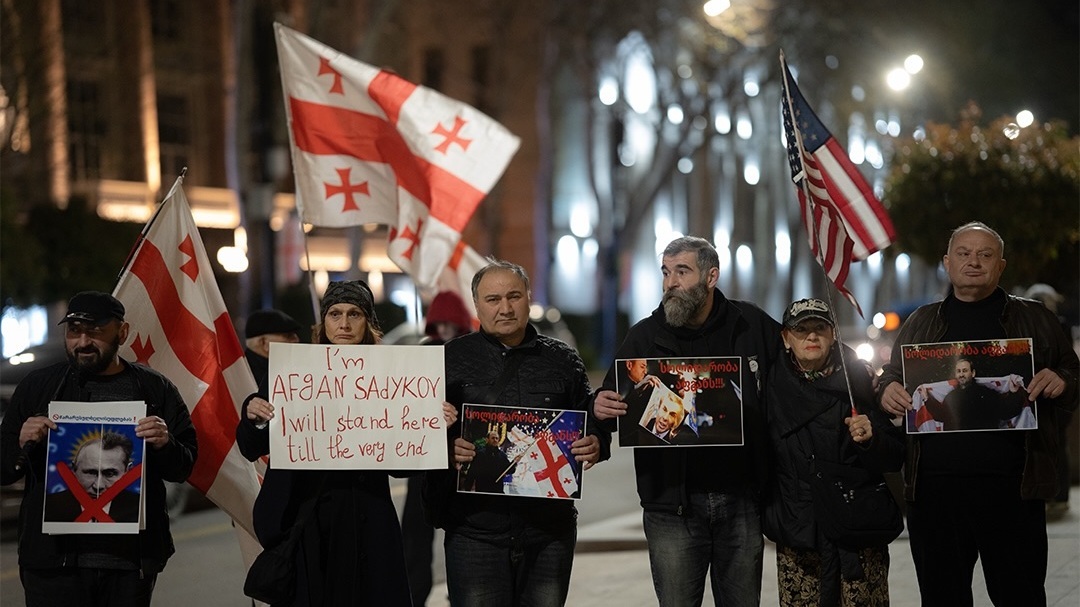 Участники протеста на Руставели с плакатами, посвященными Садыгову. Фото: Natia Amiranashvili / Publika
