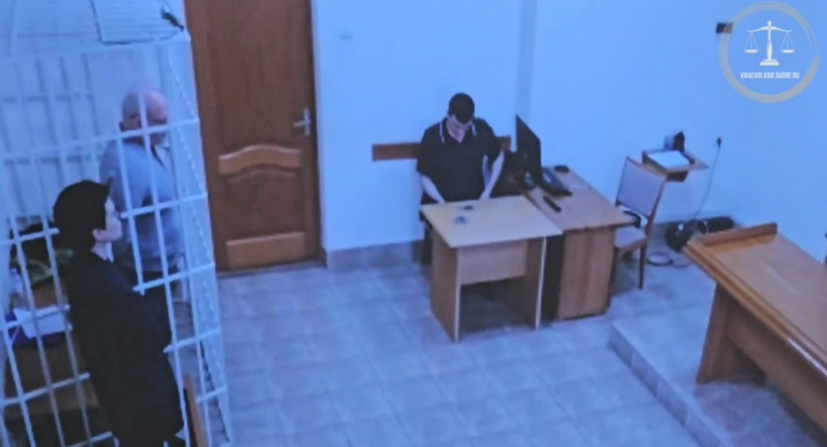 Евгений Горобец (слева в клетке). Кадр видео пресс-службы судов Кубани https://t.me/opskuban/1522 Евгений Горобец (слева в клетке). Кадр видео пресс-службы судов Кубани https://t.me/opskuban/1522