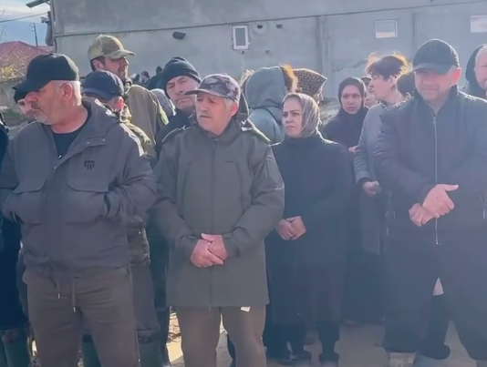 Стоп-кадр: "Жители поселка Газораспределитель в Махачкале обратились к мэру Махачкалы и главе Дагестана  с требованием убрать препятствия в русле реки". Фото: "Черновик" 2.0 / Telegram-канал