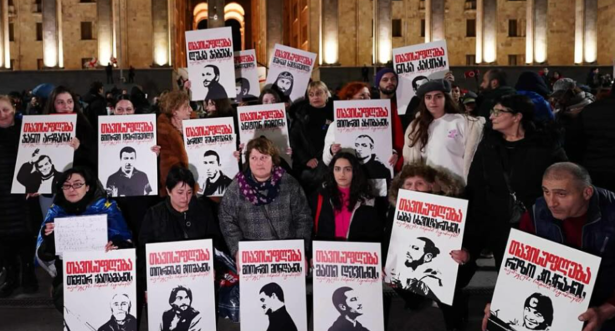 Кадр члены семей узников совести в Тбилиси в 497-й день непрерывных протестов. Фото: TV Pirveli / https://tvpirveli.ge/ka/siaxleebi/politika/125163-meore-tseli-9-aprilis-memorialtan-sindisis-patimrebis-mshoblebi-dgesats-rustavelze