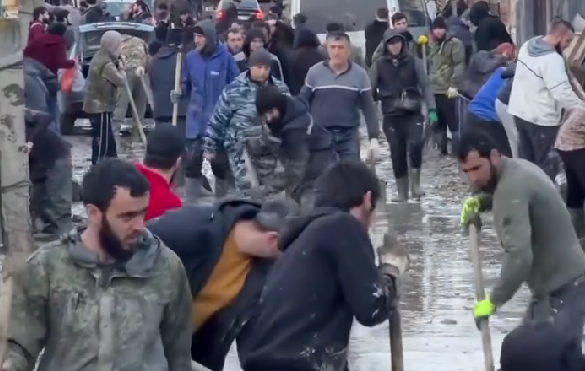 Волонтеры в Мамедкале. С топ-кадр видео "Дагизвестия" https://www.instagram.com/p/DWzlRcPjFK4/ (деятельность компании Meta, владеющей соцсетью, запрещена в России). Волонтеры в Мамедкале. С топ-кадр видео "Дагизвестия" https://www.instagram.com/p/DWzlRcPjFK4/ (деятельность компании Meta, владеющей соцсетью, запрещена в России).