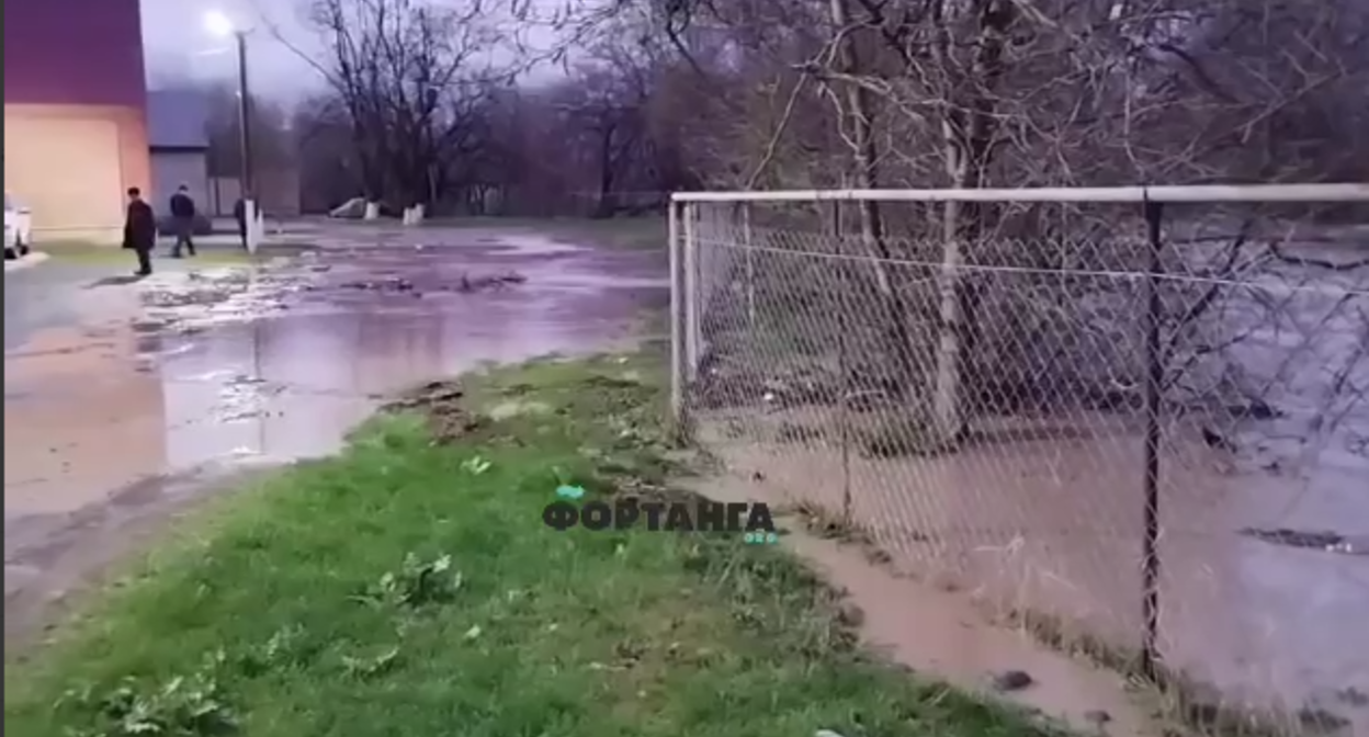 Стоп-кадр: "Жители Сунжи потребовали провести берегоукрепительные работы из-за дождей". Фото: "Фортанга" / Telegram-канал