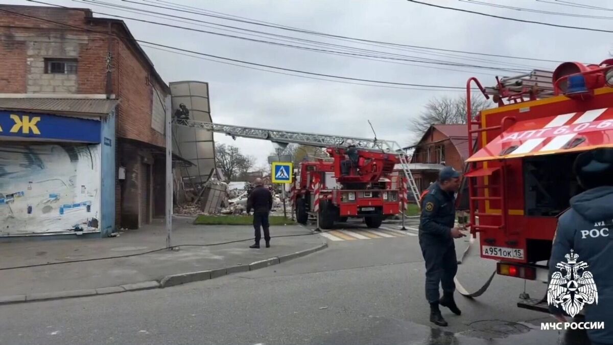 На месте взрыва во Владикавказе. 10 апреля 2026 г. Фото: МЧС России