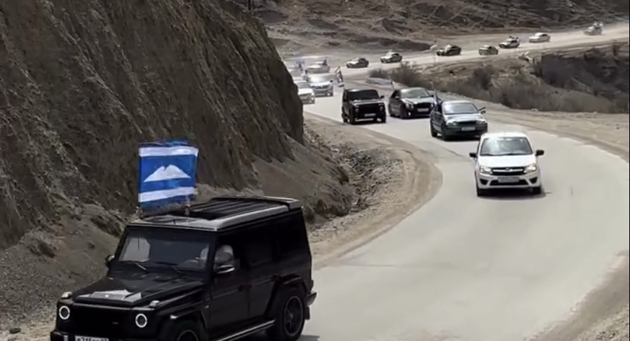 Автопробег в День возрождения балкарского народа. Кадр видео travel_kbr / Instagram* Автопробег в День возрождения балкарского народа. Кадр видео travel_kbr / Instagram*