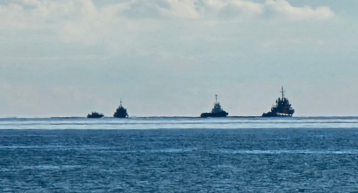 Суда ликвидируют загрязнение близ Анапы. Скриншот фото Юрия Озаровского от 11.04.26, https://t.me/MoreOz/120734