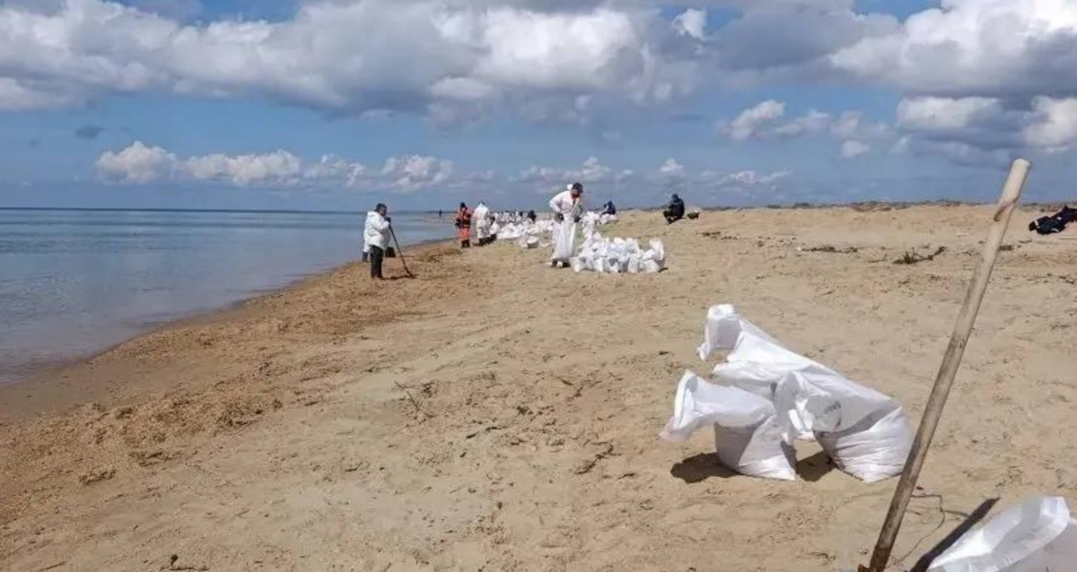 Обстановка на пляже "Тортуга" в Витязево. Скриншот фото оперштаба Краснодарского края от 12.04.26, https://t.me/opershtab23/15684.