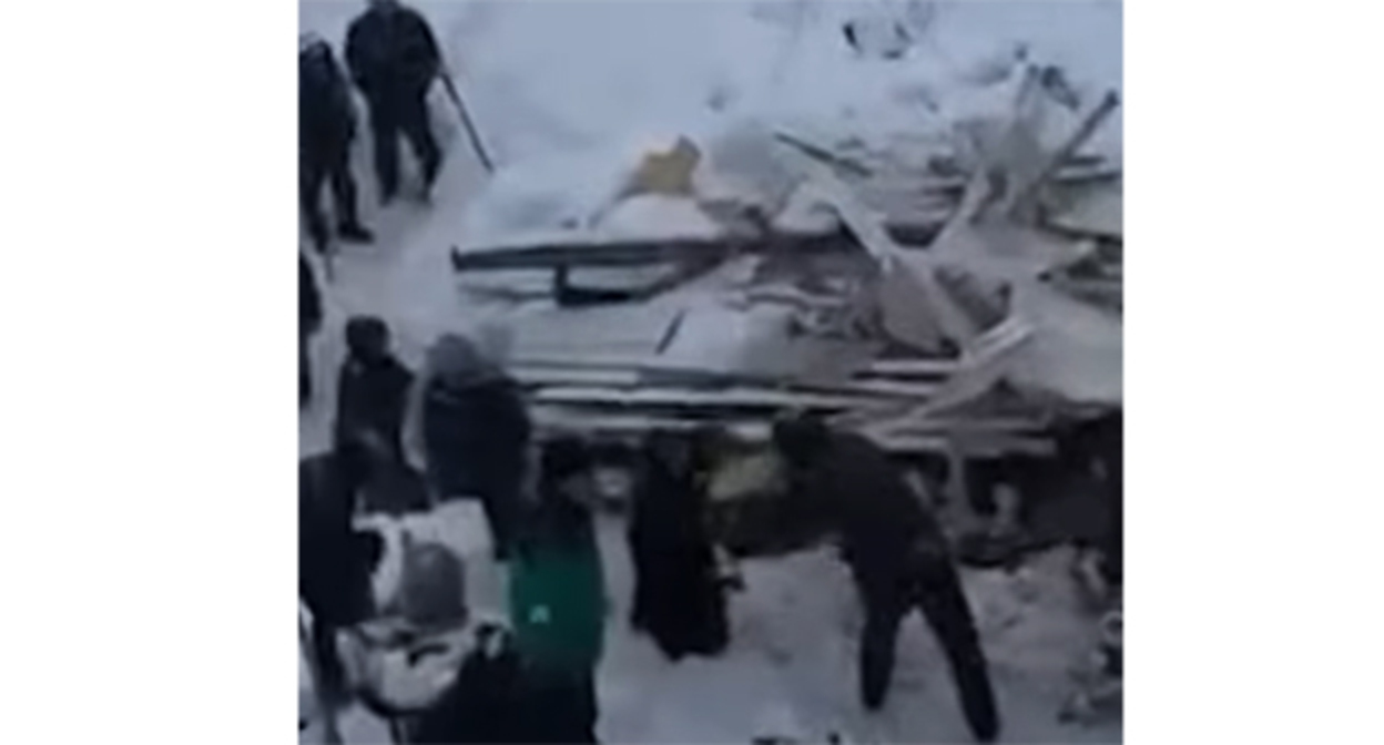 Снежная лавина накрыла дома в селе Шаитли. 12 апреля 2026 г. Скриншот видео https://www.instagram.com/p/DXD9CUXjQNp/ Instagram принадлежит компании Meta деятельность которой запрещена в России