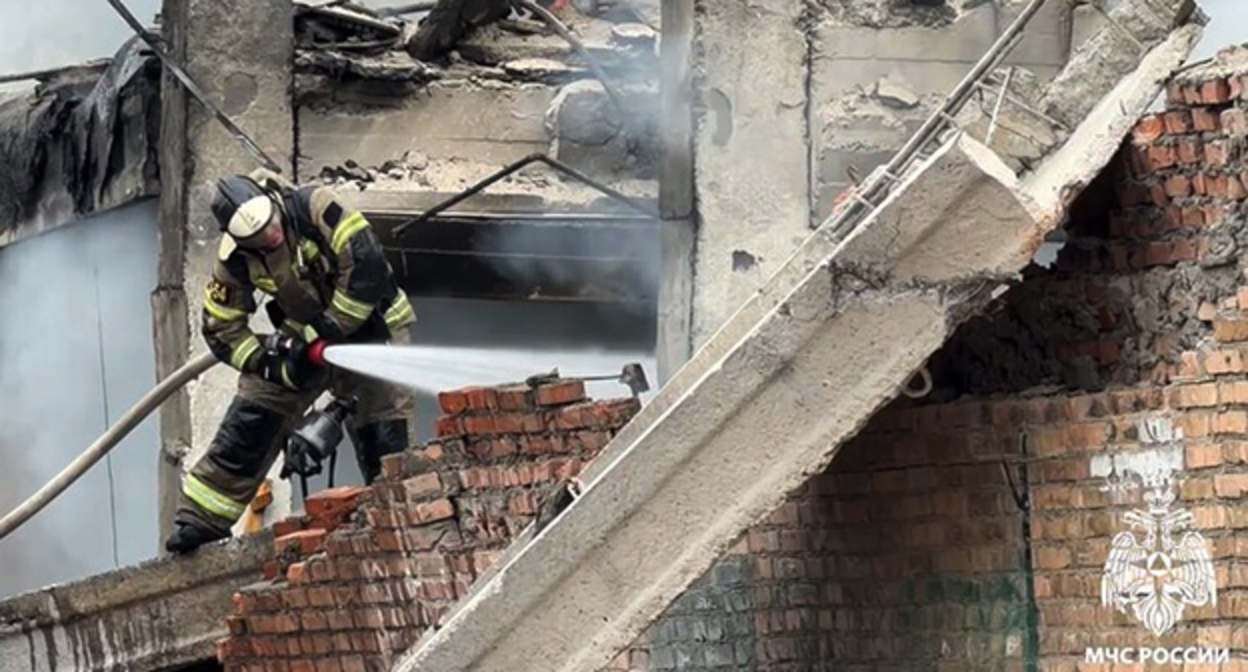 На месте взрыва во Владикавказе. 10 апреля 2026 г. Фото: МАХ/"МЧС Северной Осетии" На месте взрыва во Владикавказе. 10 апреля 2026 г. Фото: МАХ/"МЧС Северной Осетии"