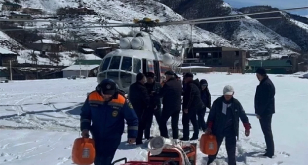 Эвакуация метеоролога со станции Сулак. Фото: МЧС России