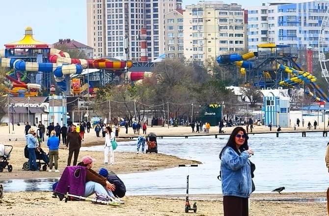 Пляж в Анапе. Скриншот фото "Маковозовы" от 18.04.26, https://t.me/makovozovy/58287.