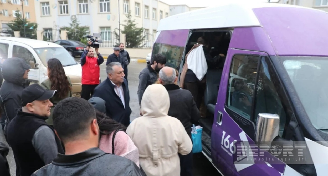 Переселенцы. 21 апреля 2026 года. Фото: Report https://report.az/ru/vnutrennyaya-politika/v-ramkah-velikogo-vozvrasheniya-eshe-92-semi-otpravilis-v-agdam