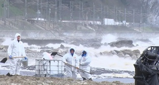 Уборка нефтепродукта на побережье в Туапсе. Фото из телеграм-канала оперштаба Кубани https://t.me/opershtab23/15794