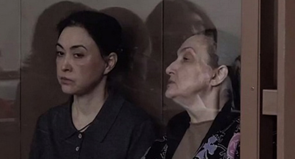 Елена Золотарева (справа) в зале суда. Фото: Краевой суд