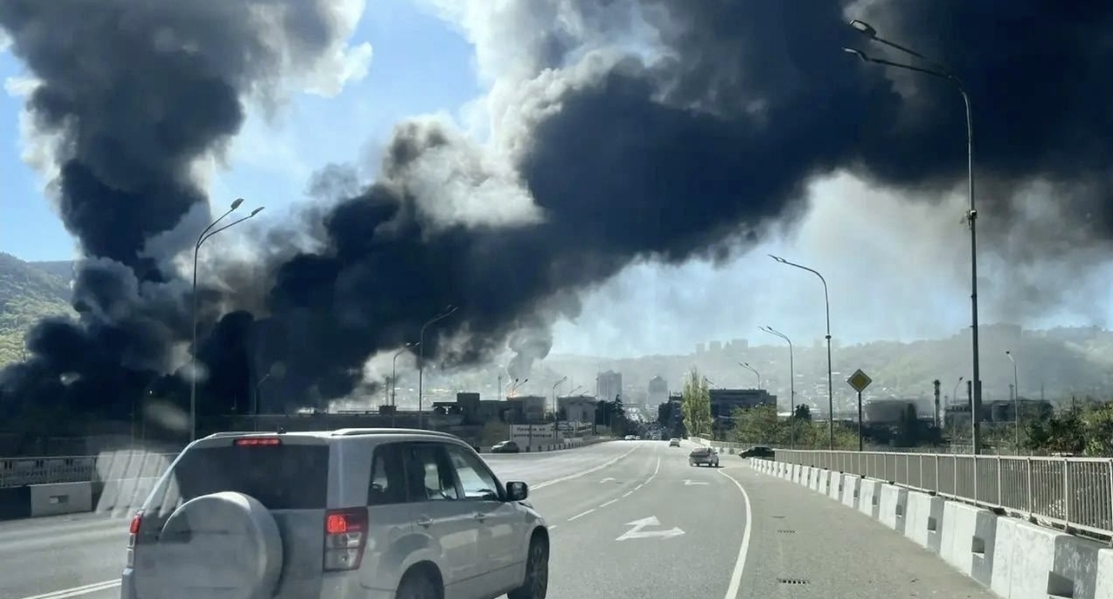 Дым от горящего НПЗ в Туапсе, 28 апреля 2026 года. Скриншот публикации в сообществе ТУАПСЕ / "ВКонтакте"