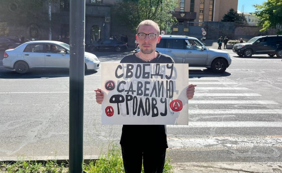 Александр Шерченков на пикете. Скриншот фото RusNews от 09.05.26, https://t.me/rusnews/84496.