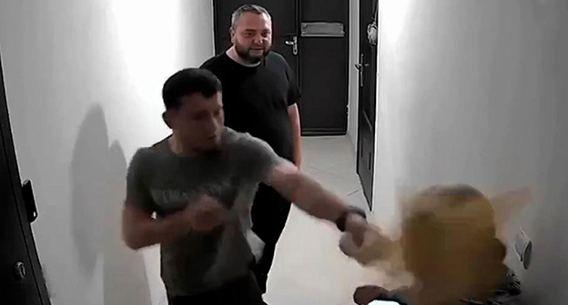 Джихад Юнусов нападает на соседок. Скриншот видео dvach / MAX