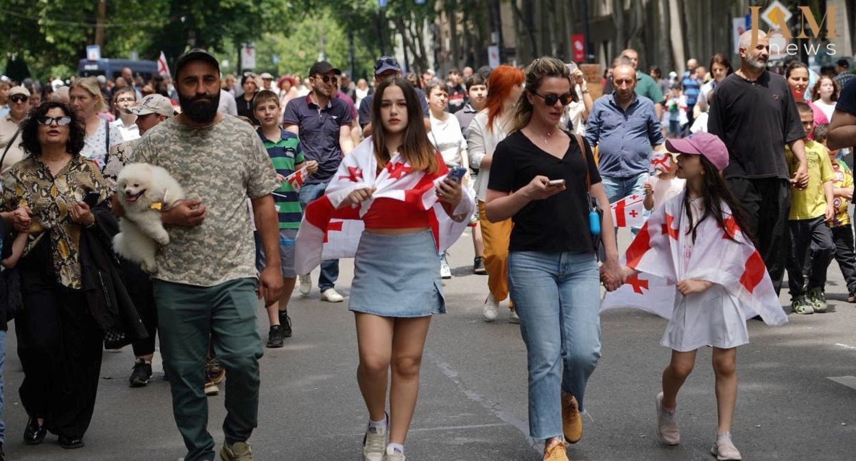 Жители Грузии отмечают День независимости. 26 мая 2025 года. Фото: JAMnews https://t.me/jamnewsru/23935