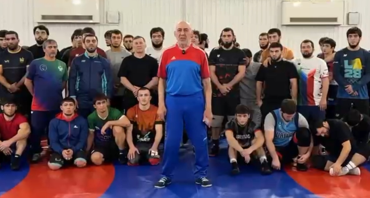 Магомед Гусейнов (в центре) и спортсмены. Кадр видеообращения из телеграм-канала "Черновик 2.0" https://t.me/chernovik_new/9205