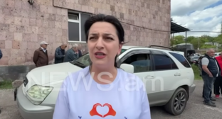 Педагог Анна Карапетян в футболке "Гражданского договора". Стоп-кадр видео News.Am. от 31.05.26, https://www.youtube.com/watch?v=rbi58i4erjE&t=281s.