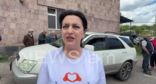 Педагог Анна Карапетян в футболке "Гражданского договора". Стоп-кадр видео News.Am. от 31.05.26, https://www.youtube.com/watch?v=rbi58i4erjE&t=281s.
